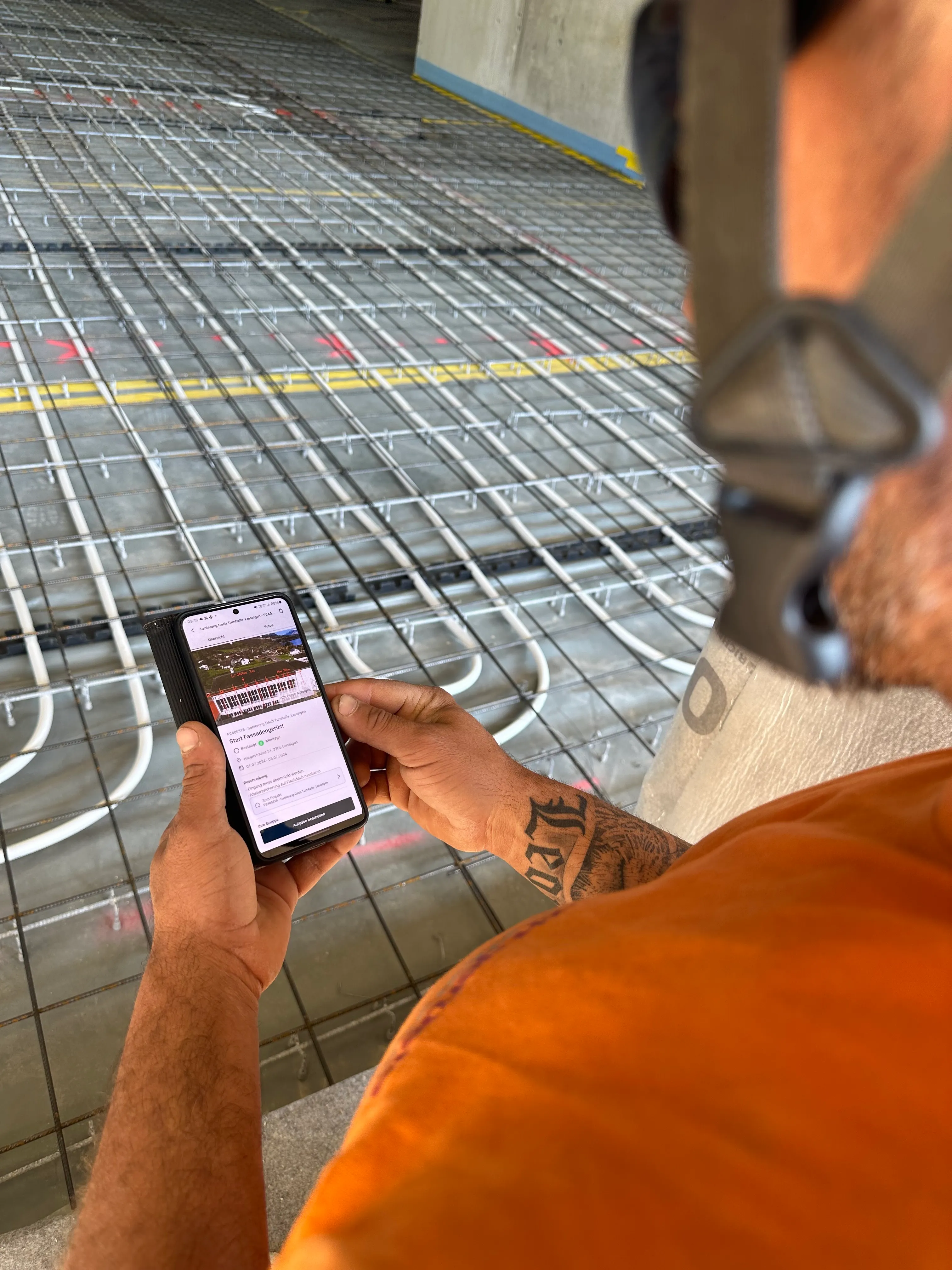 Mitarbeiter nutzt Caturix auf dem Smartphone auf einer Baustelle