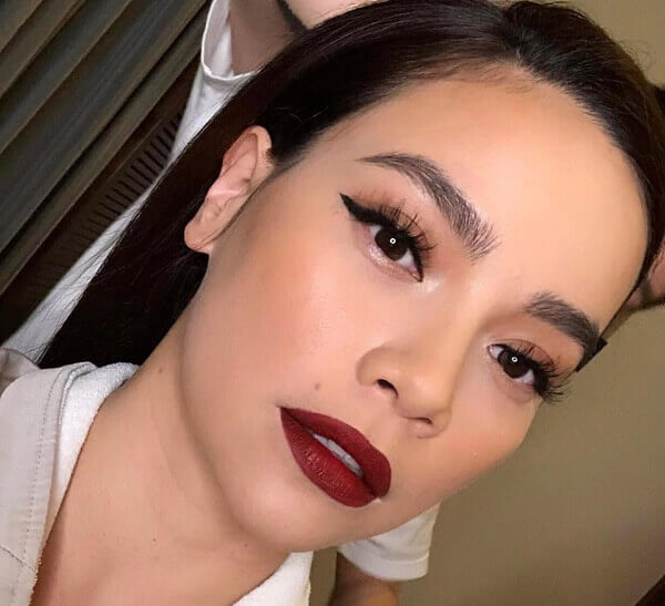 Mẫu chân mày sâu róm của ca sĩ Hồ Ngọc Hà