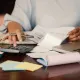 Cette image montre une personne procédant à des calculs