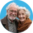 Cette image montre le portrait d'un couple de personnes seniors