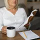 Cette image montre une femme lisant un livre en prenant des notes