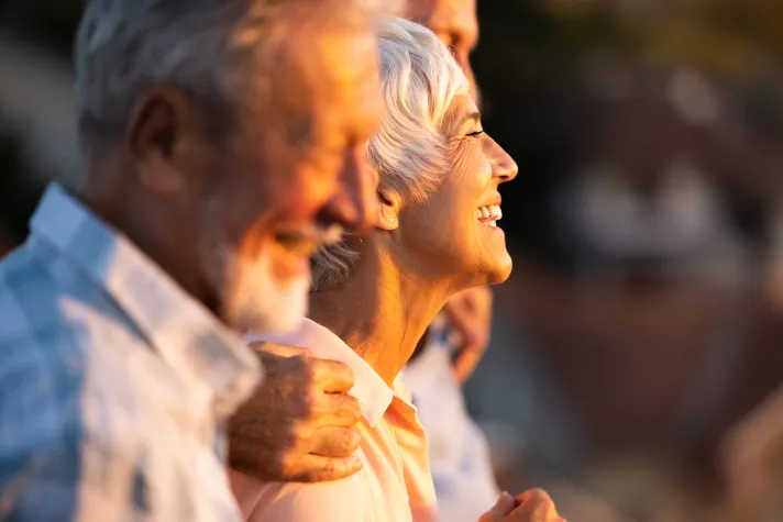 Cette image montre un groupe d'amis seniors.