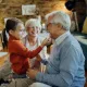 Cette image montre un couple de grands parents avec leur petite fille