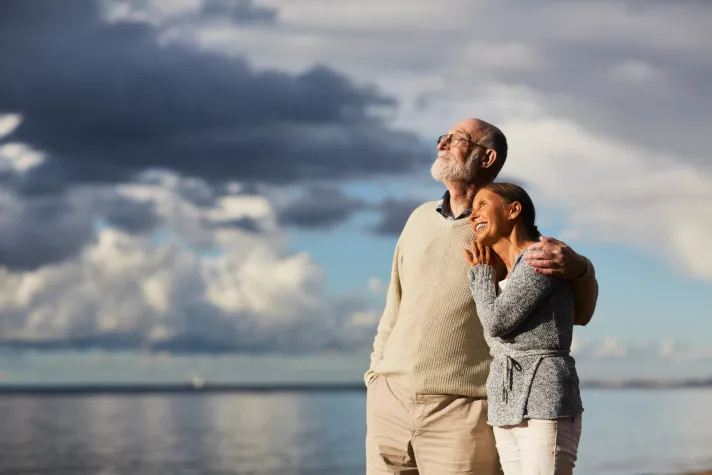 Cette image montre un couple de retraités en bord de mer