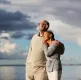 Cette image montre un couple de retraités en bord de mer
