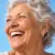 Cette image montre le visage d'une femme senior souriante