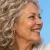 Cette image montre le visage d'une femme senior souriante