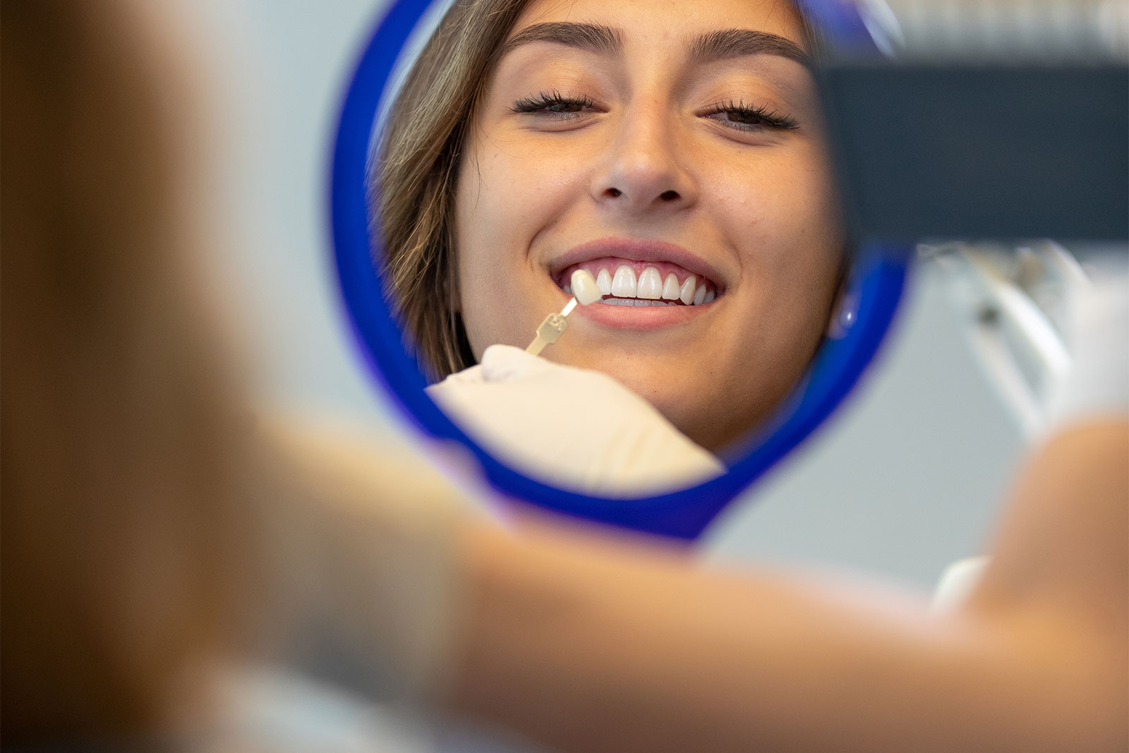 Weisse und strahlende Zähne für ein perfektes Lächeln. Ein strahlendes Gebiss wirkt rundum positiv. Genau dafür sind wir Spezialisten.