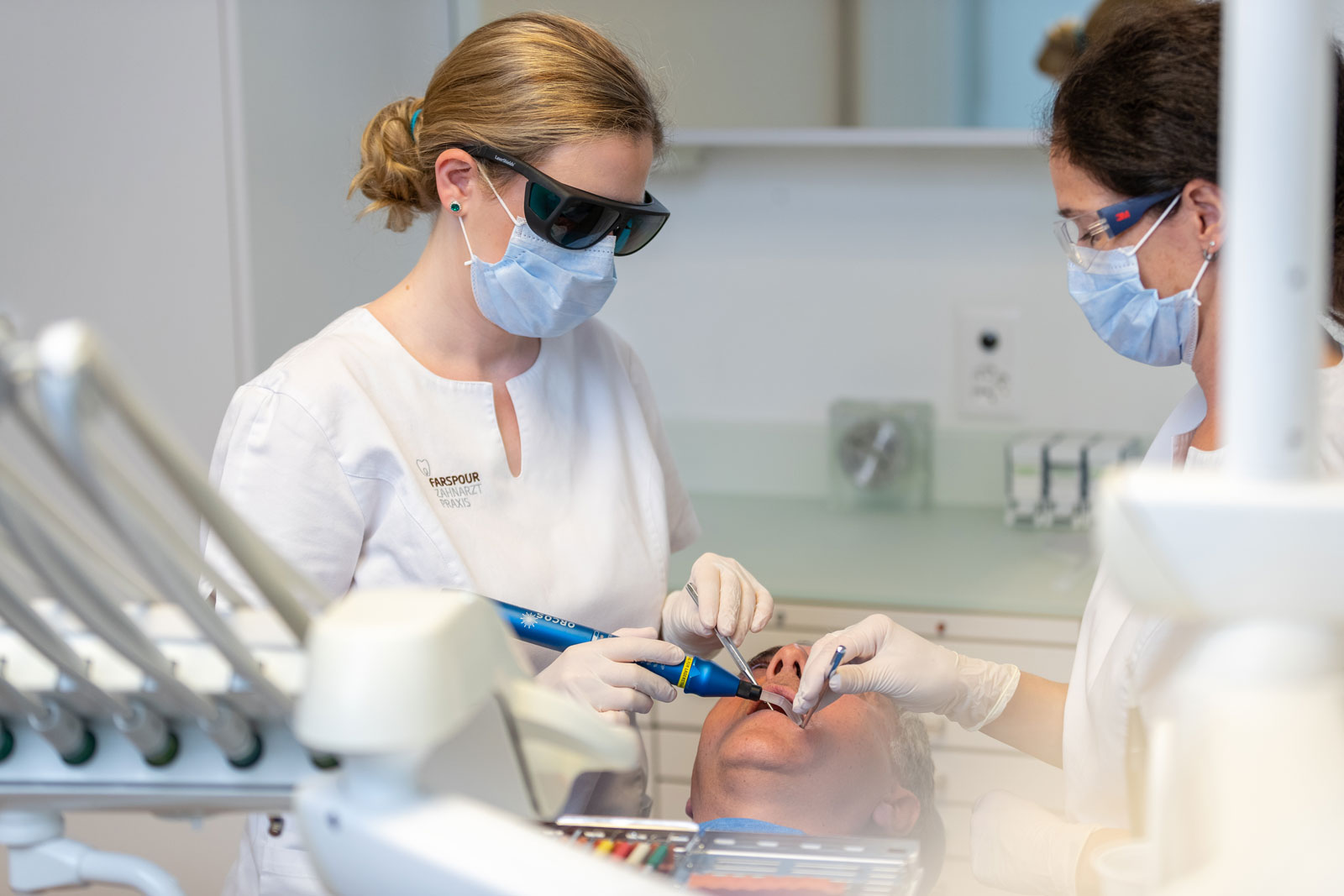 Effektive und schmerzfreie Behandlung der Parodontitis. Nur keine Zeit verlieren, Parodontose sofort stoppen und Zahnverlust wirksam vorbeugen.