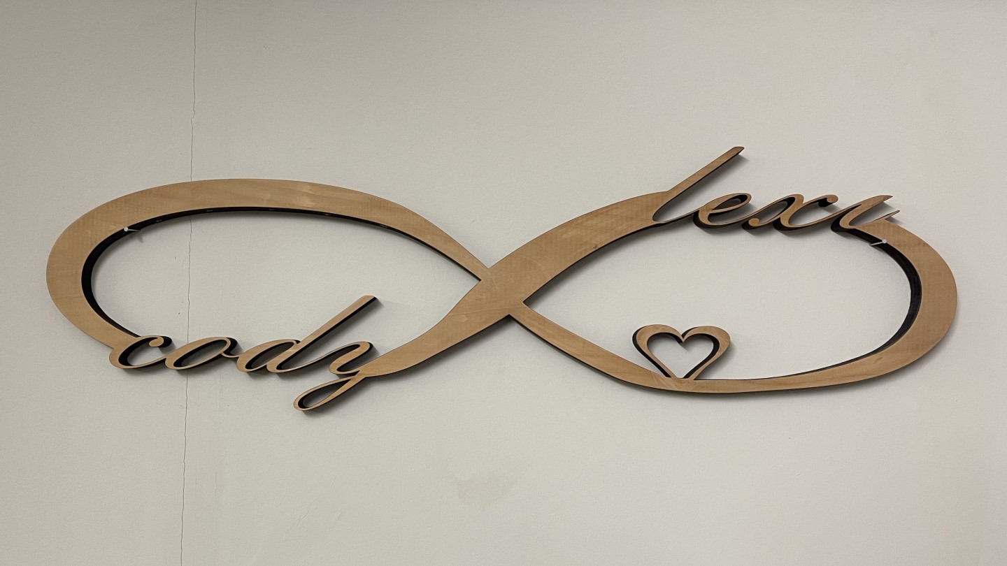 Wood couple's engraving