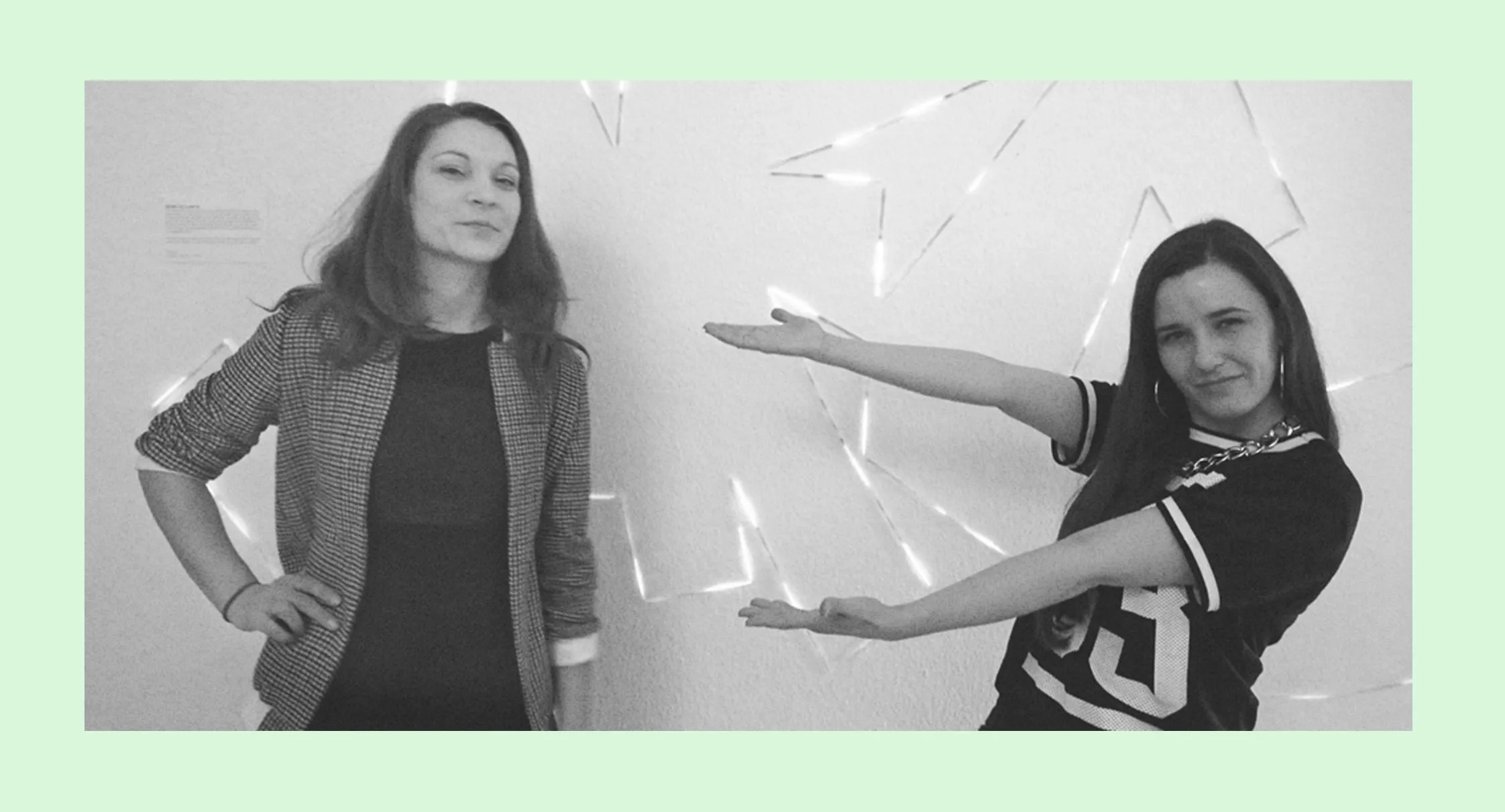 Beide Künstlerinnen stehen Portrait