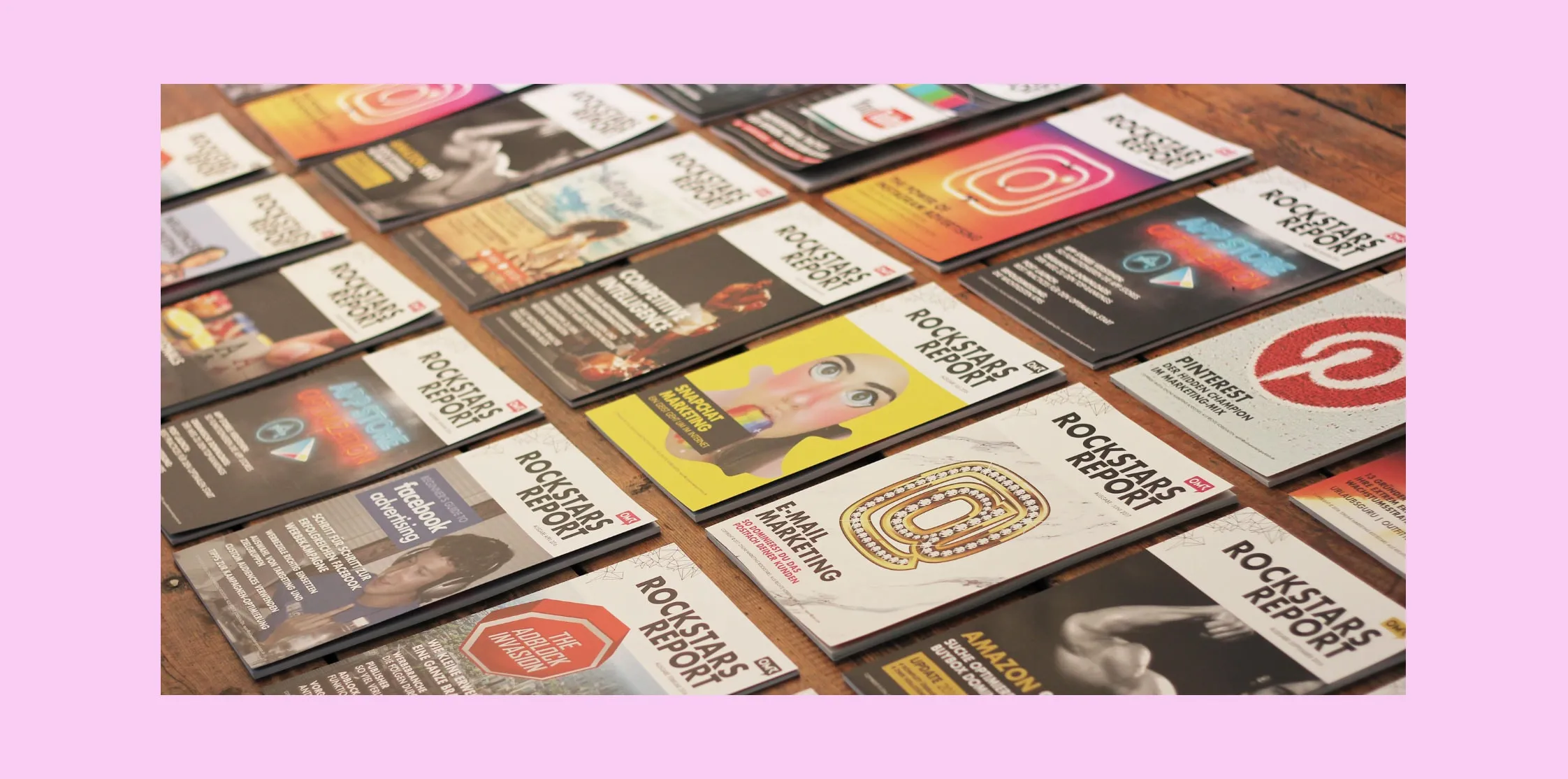 Verschiedene OMR Reports Cover liegen nebeneinander