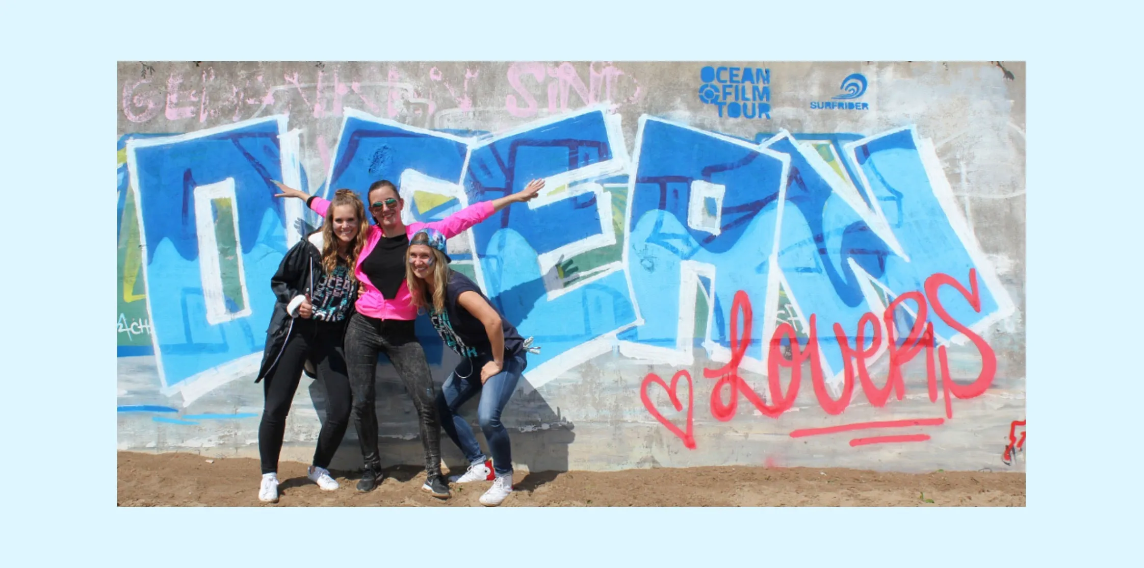 Drei Künstlerinnen stehen vor Graffiti "Ocean"