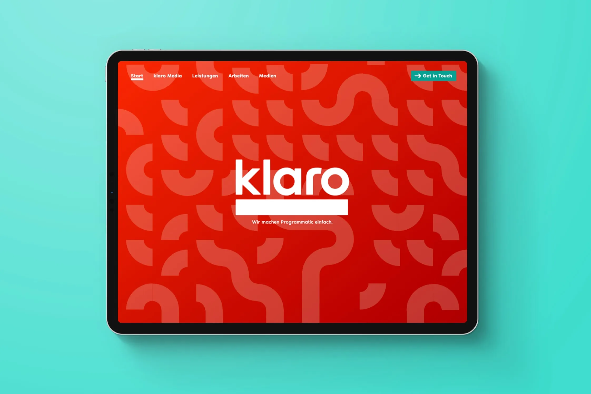 Das neue Webdesign von klaro media wird auf einem Tablet gezeigt