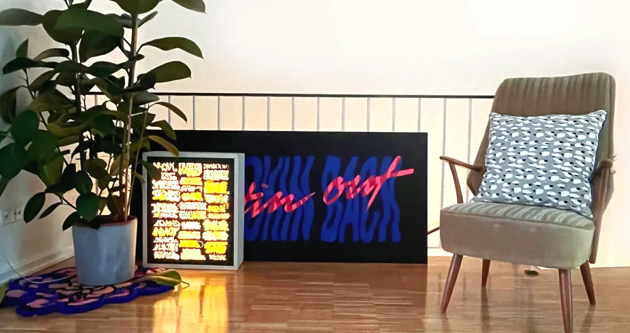 No agency zieht um: Büro mit Pflanze, Stuhl und Kunst