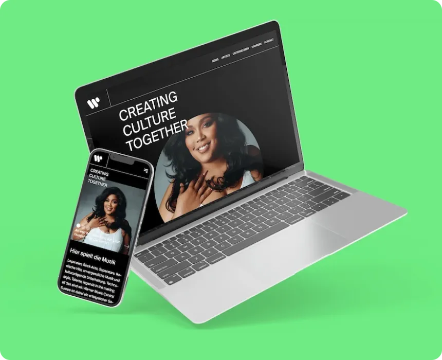 Smartphone und Laptop zeigen die Warner Music Website