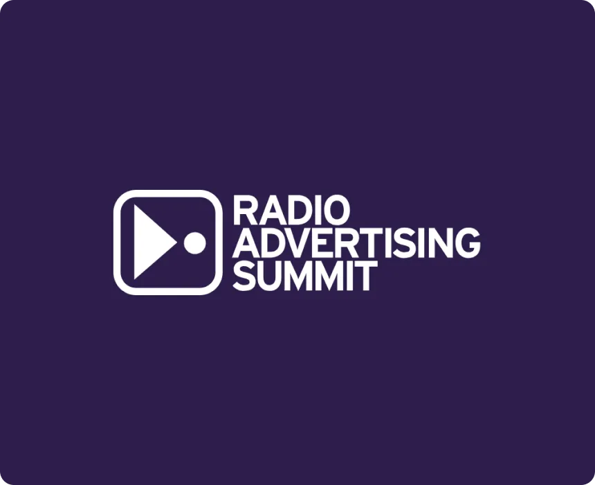 Macbook zeigt den Landingscreen der Radio Advertising Summit Website