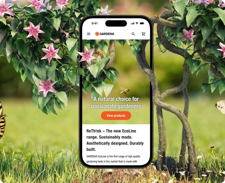 Drei Smartphones, auf denen die Gartengeräte von Gardena zu sehen sind, darunter ein Roboter-Rasenmäher und ein vielseitiger Akku für unterschiedliche Aufgaben.