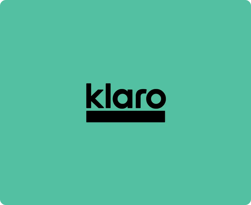 Smartphone zeigt den Landingscreen der Klaro Media Website