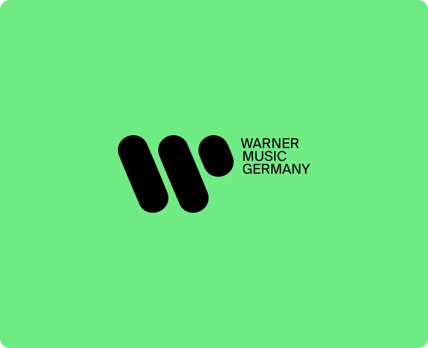 Smartphone und Laptop zeigen die Warner Music Website