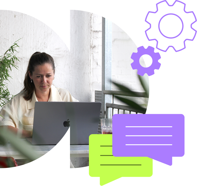 Eine Collage, die eine Frau bei der Arbeit an einem Laptop in einer hellen Außenumgebung zeigt. Das Foto ist in einer kreisförmigen Form ausgeschnitten und wird von grafischen Elementen auf schwarzem Hintergrund überlagert: zwei violette Zahnräder oben rechts sowie eine grüne und eine violette Sprechblase unten rechts, die Kommunikation und Prozesse symbolisieren.