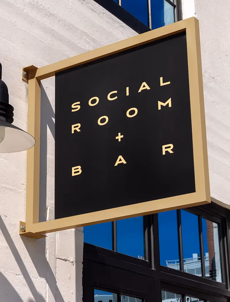 Custom signage and exterior design for Sixhundredº restaurant.