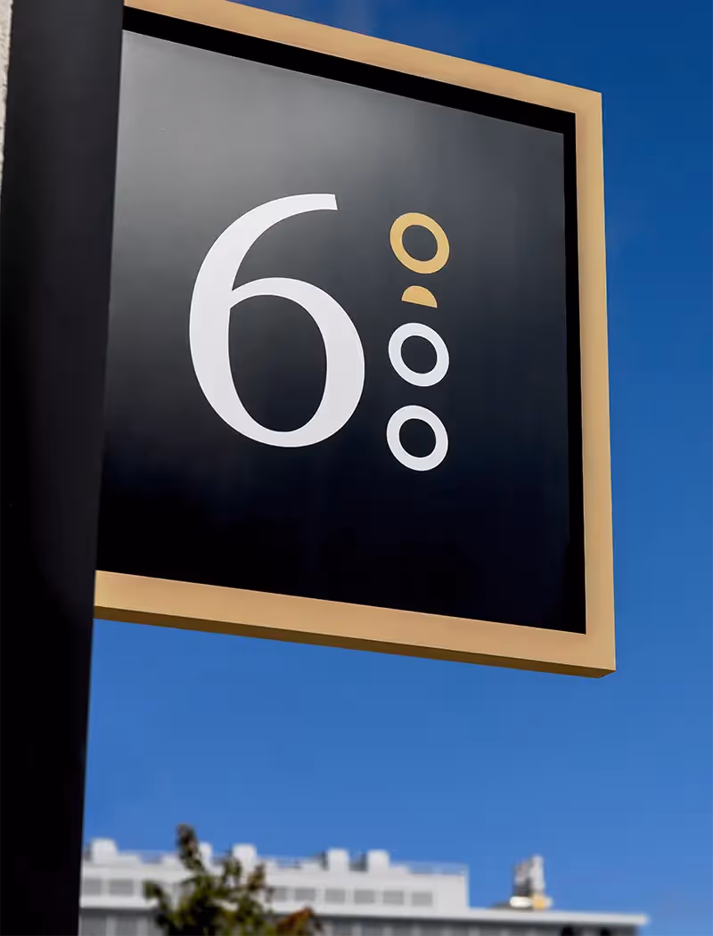 Custom exterior signage featuring the logo of Sixhundredºrestaurant.