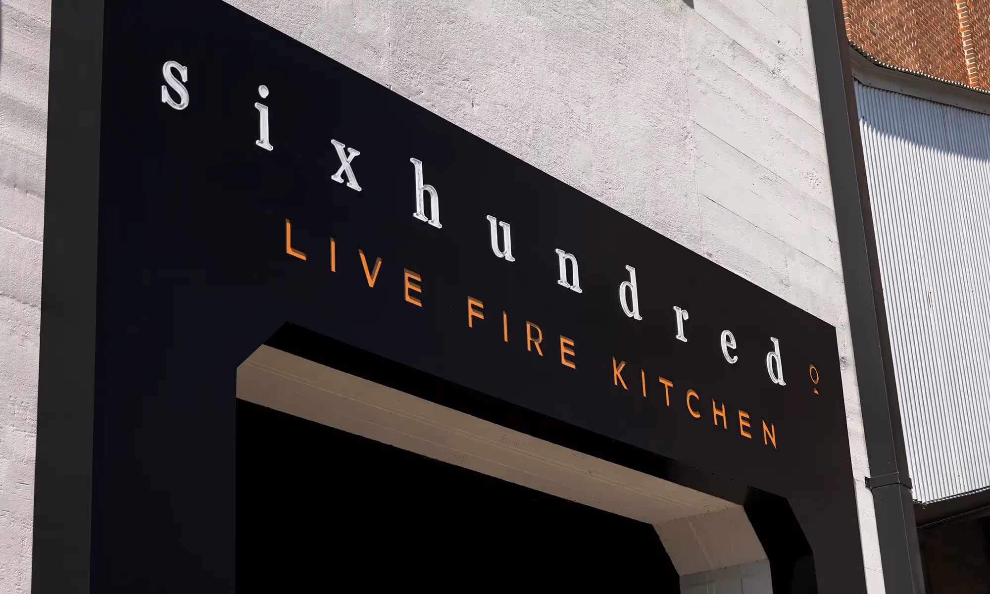 Custom signage and exterior design for Sixhundredº restaurant.