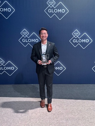 Ryan Son, President, Internet Services Business Unit, with 2025 GLOMO Award