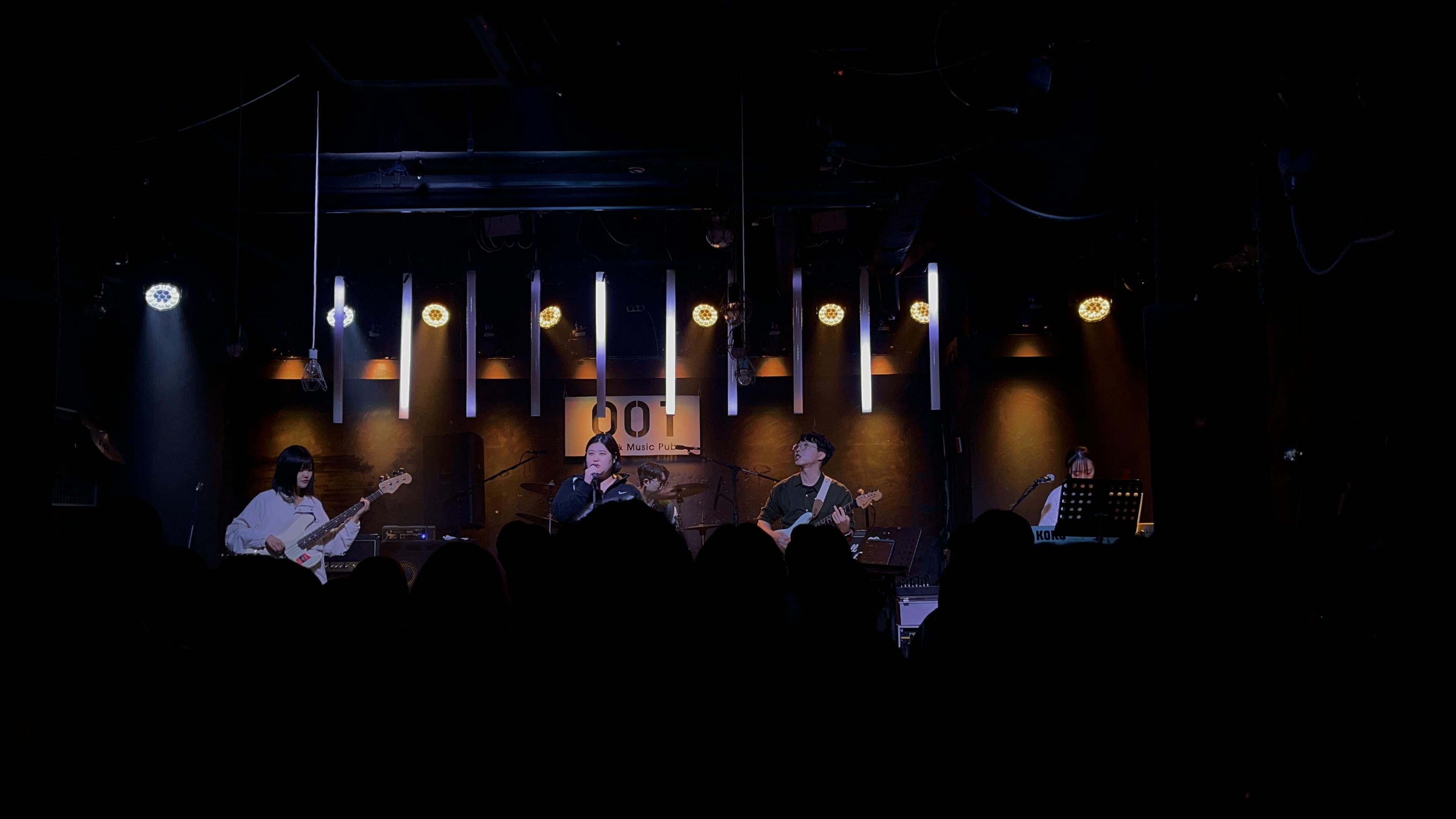 Sunoa Jang on stage with 회벽새 (Bird of Dawn)