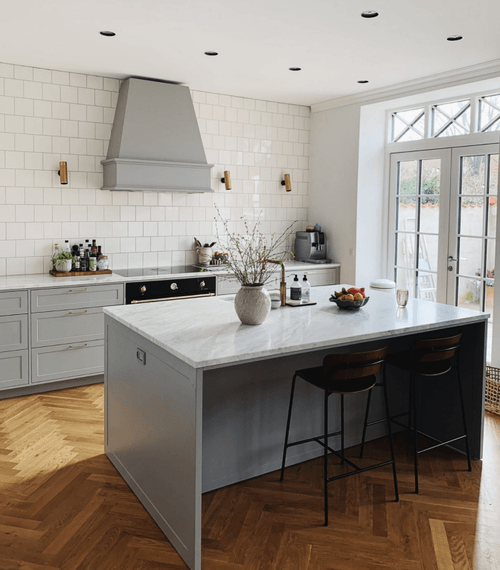 Marmor bordplade Carrara på flot snedker køkken