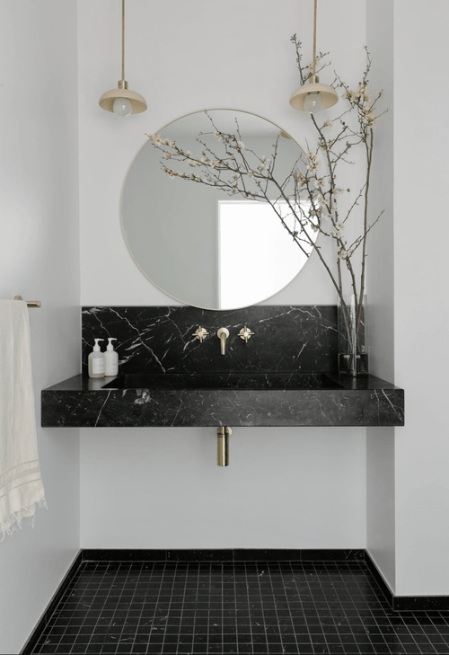 Sort marmor bordplade på badeværelse