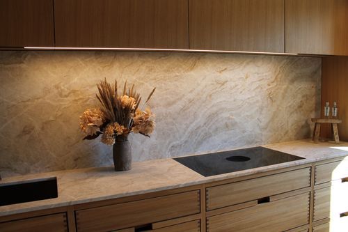 egetræs køkken med beige kvartsit taj mahal bordplade