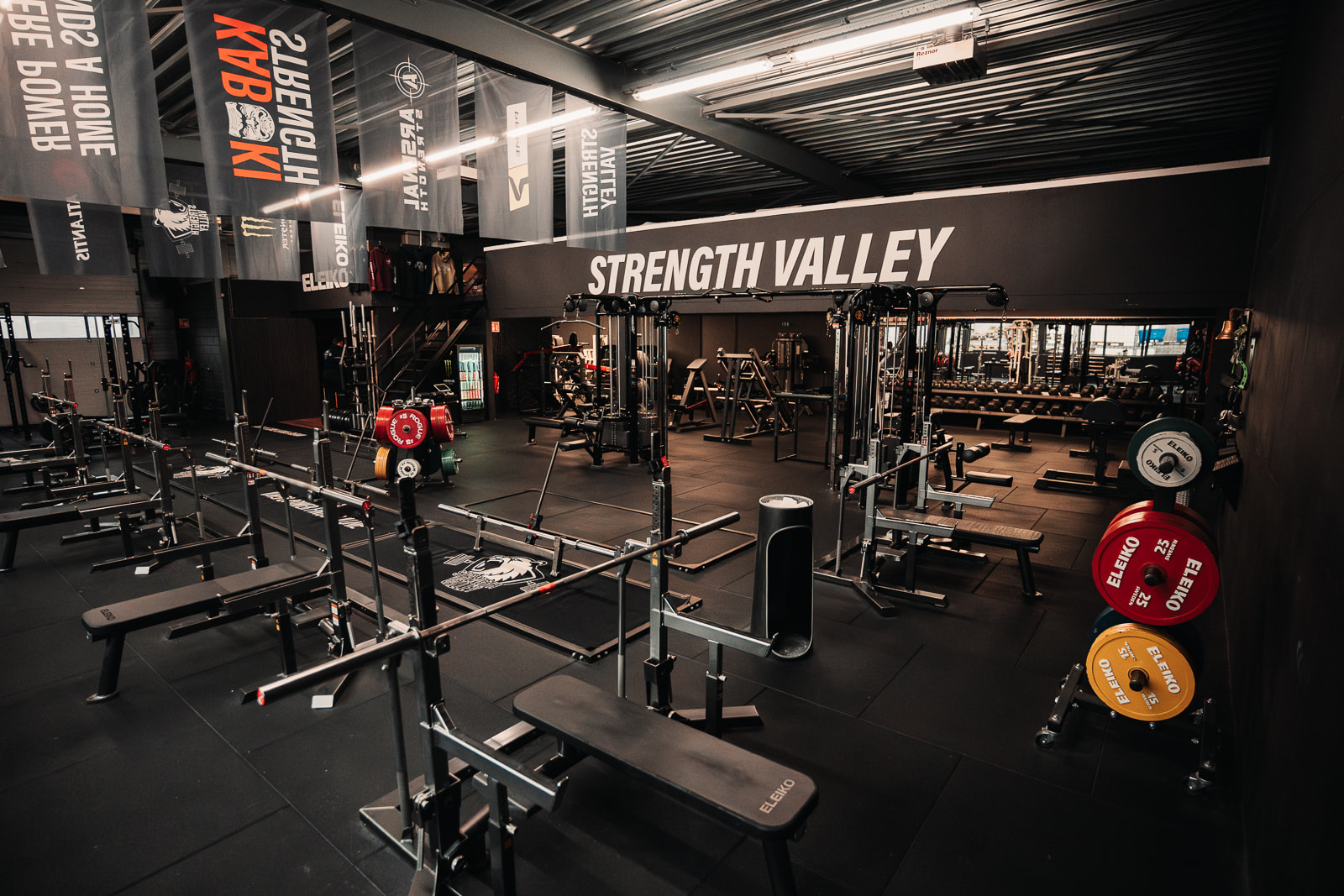 Eén van de beste plekken om te trainen met officieel powerlift wedstrijdmateriaal: 5 combo racks, 10+ competitie bars + 4.000kg plates