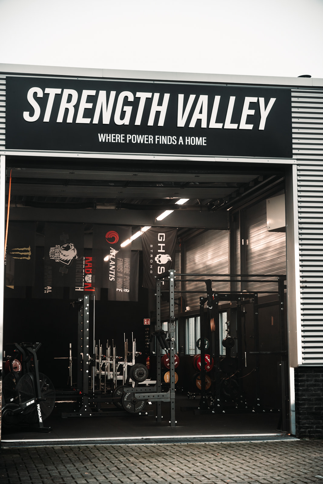 Eén warehouse gym voor serieuze krachtsporters. Een moderne gym met een brute, maar eerlijke sfeer.
