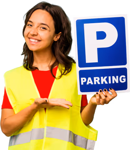 Frau hält Parkschild hoch