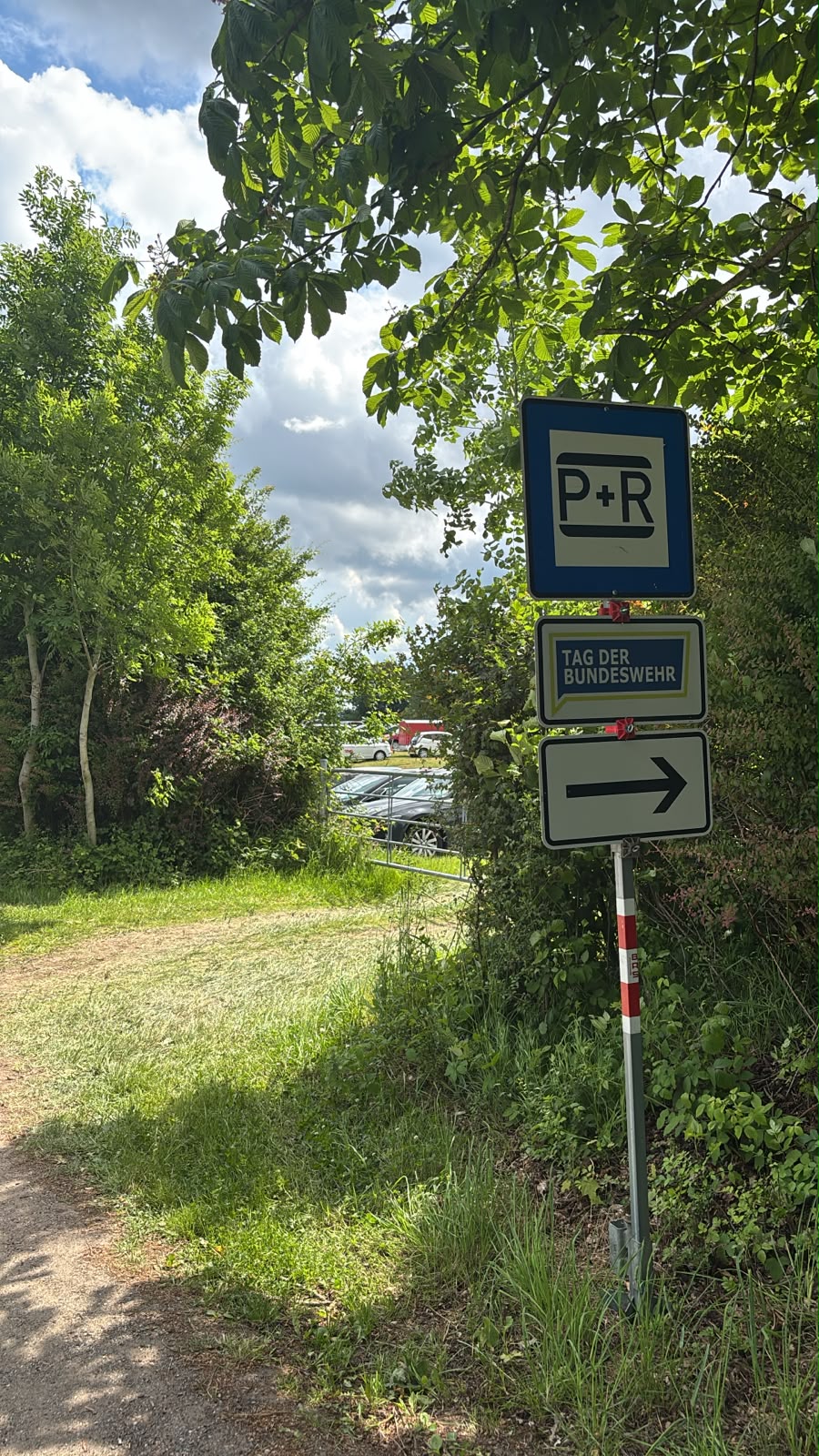 Parkfläche mit Beschilderung und Besucherlenkung beim Tag der Bundeswehr 2026 in Eckernförde