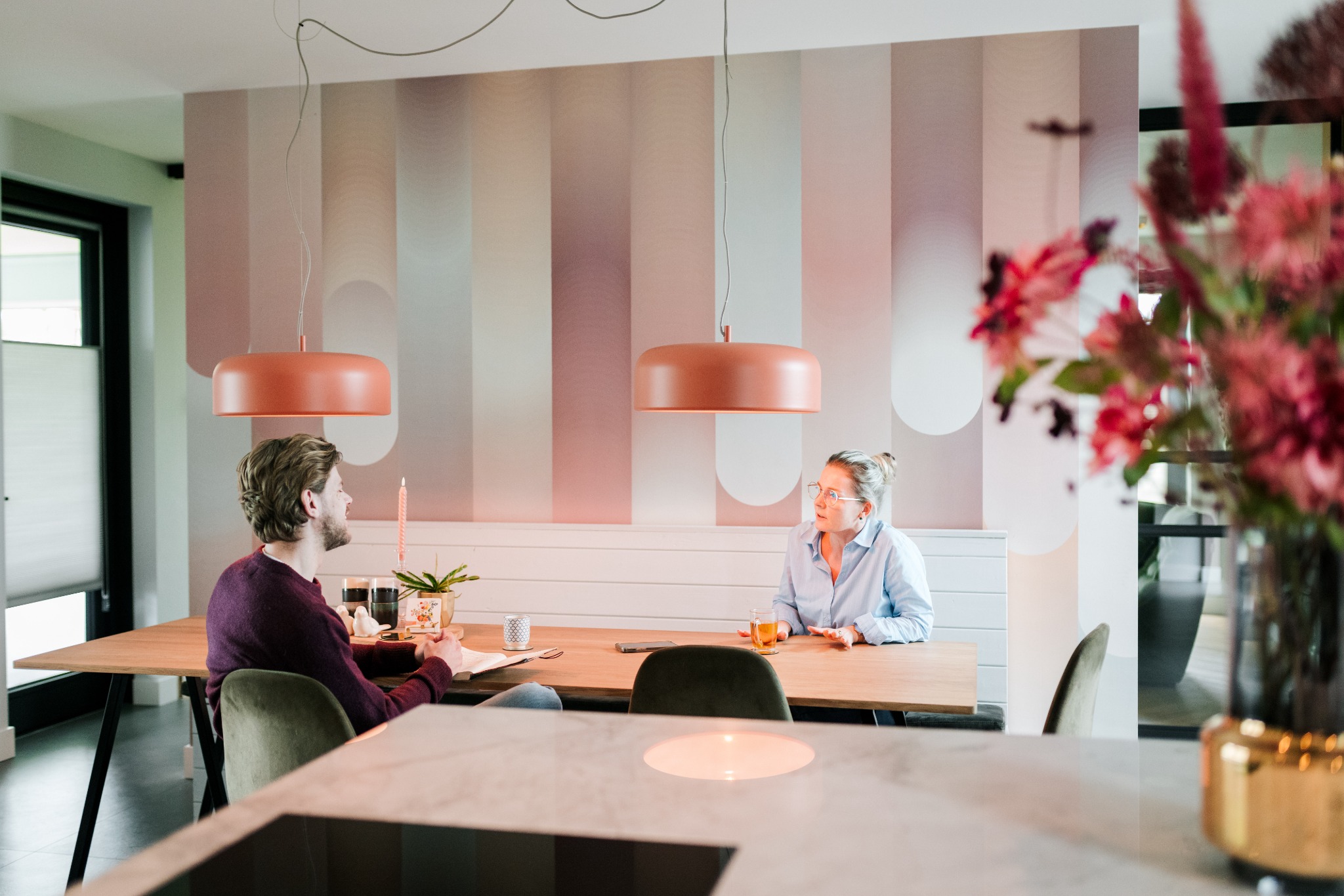 Wout Fassbender in gesprek aan tafel tijdens een interview