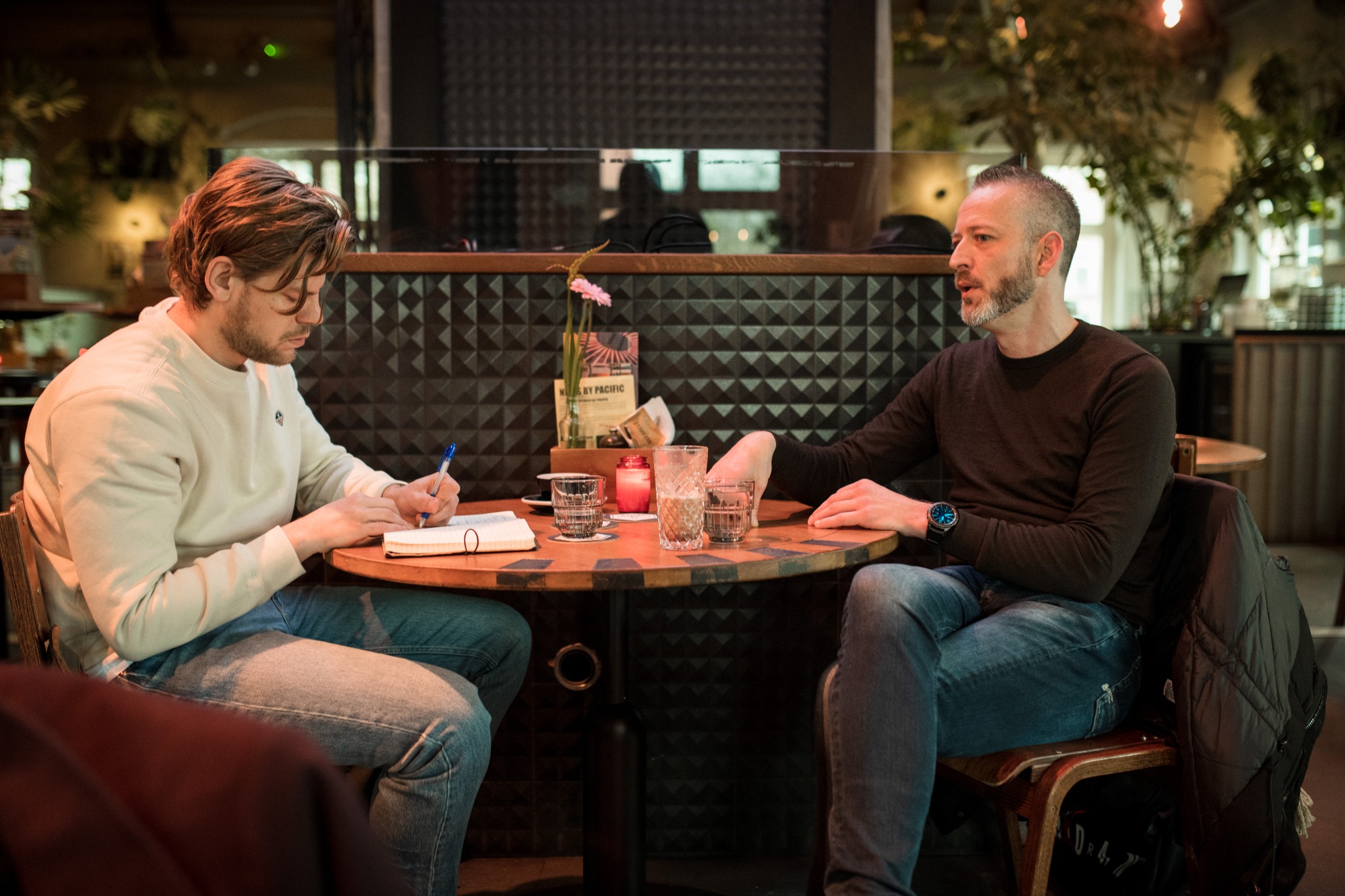 Wout Fassbender maakt aantekeningen tijdens een persoonlijk interview
