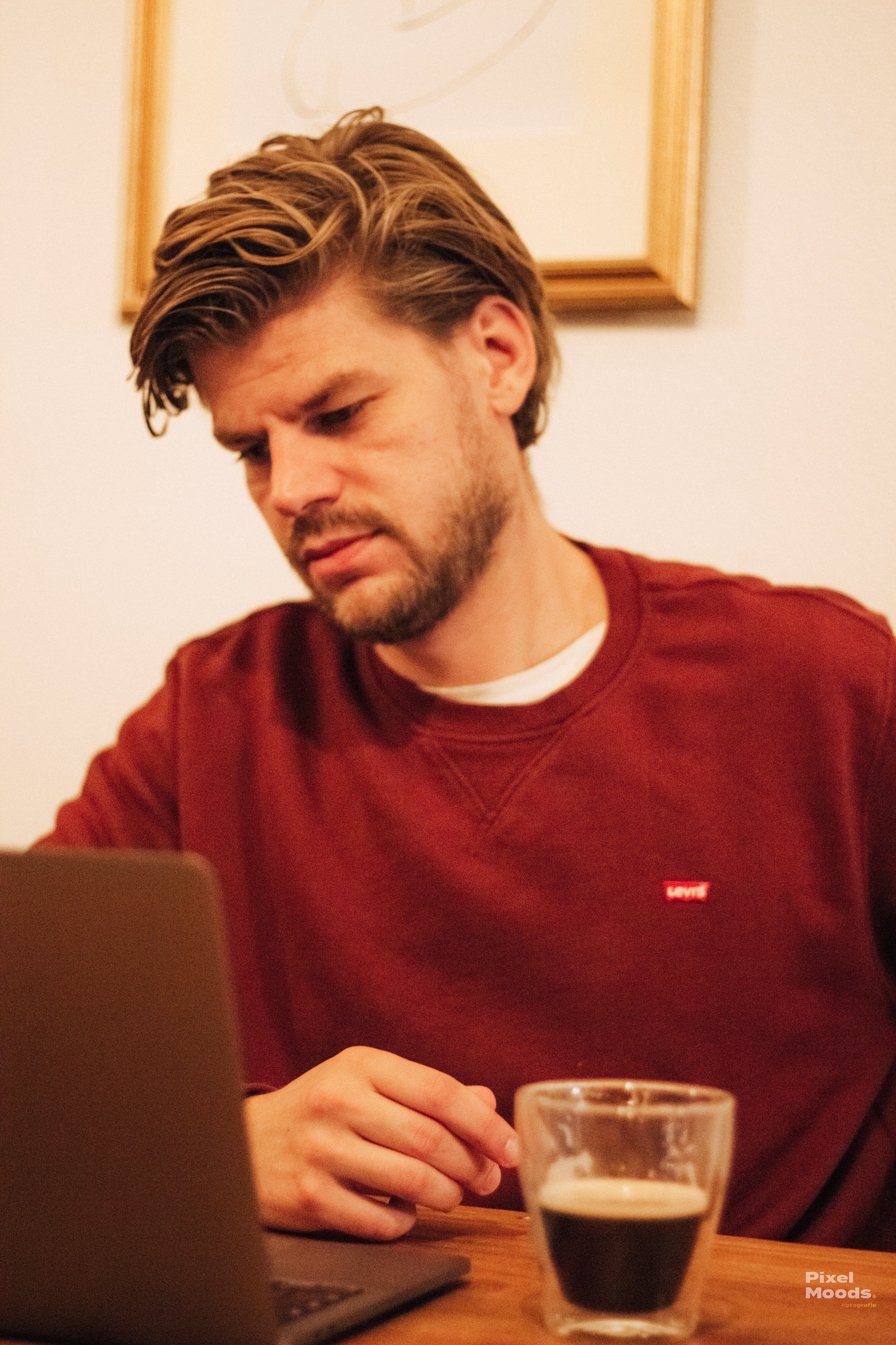Wout Fassbender aan het werk achter zijn laptop
