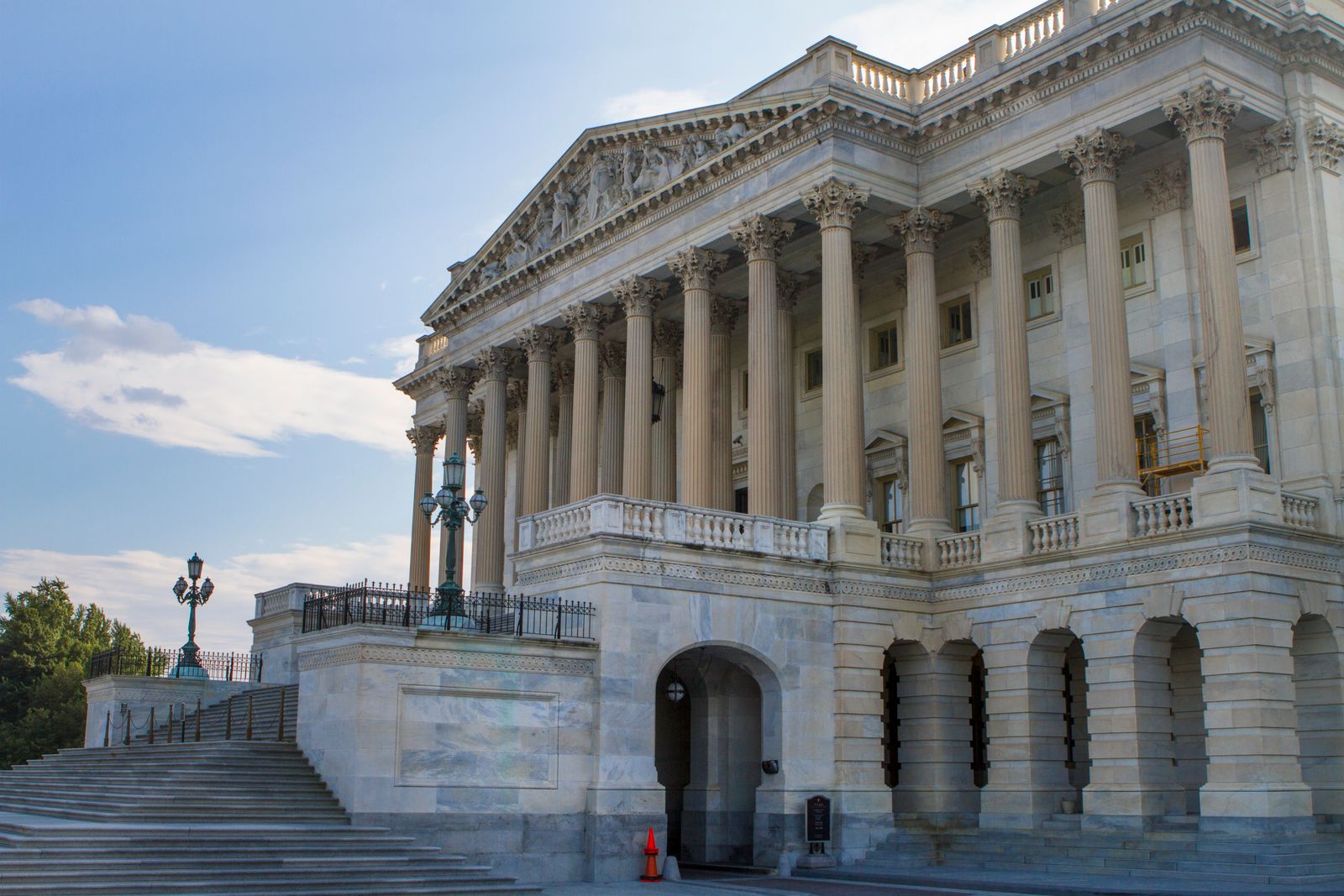 Side view of the US Capitol building