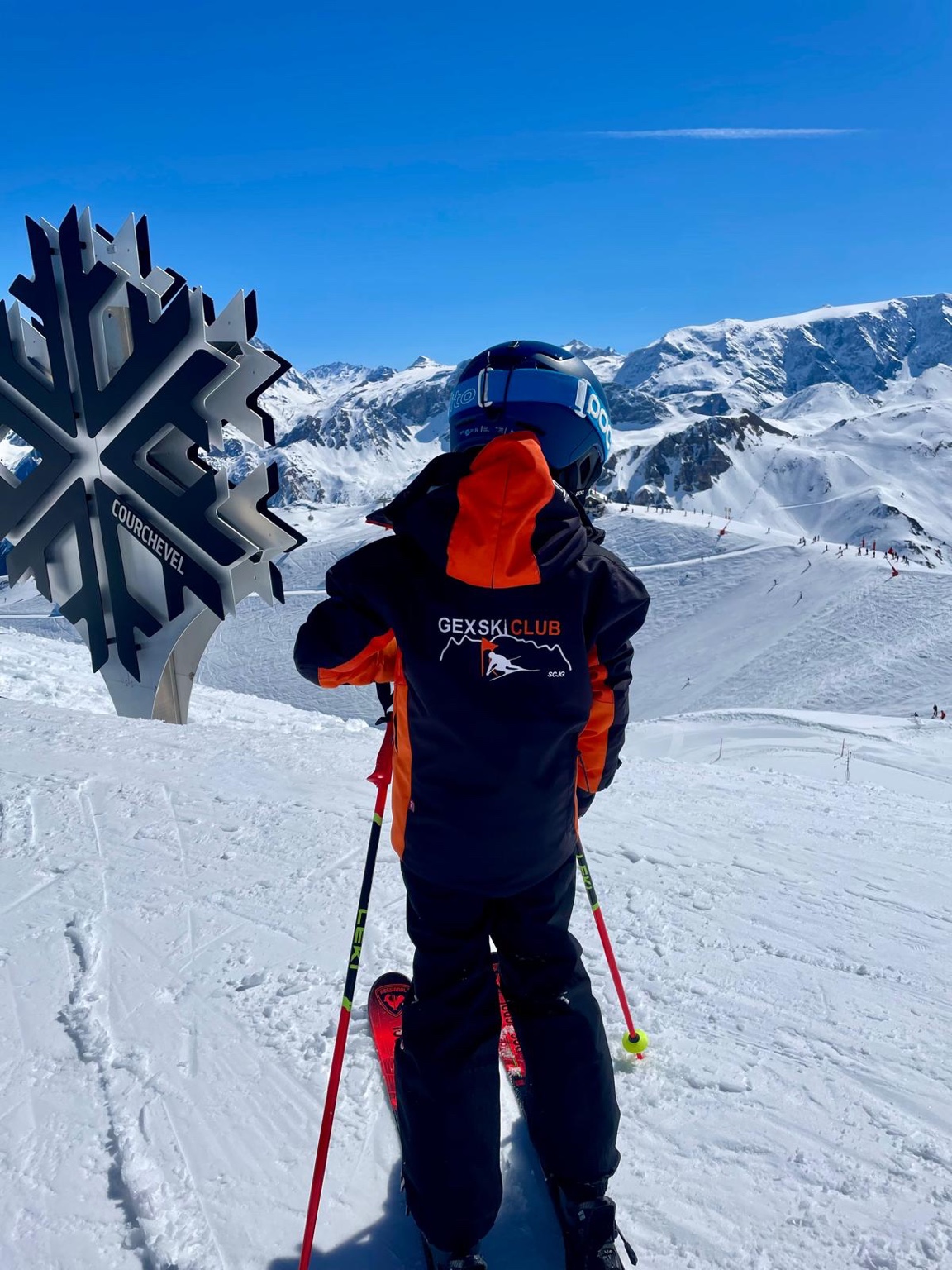 Un jeune skieur du club à Courchevel