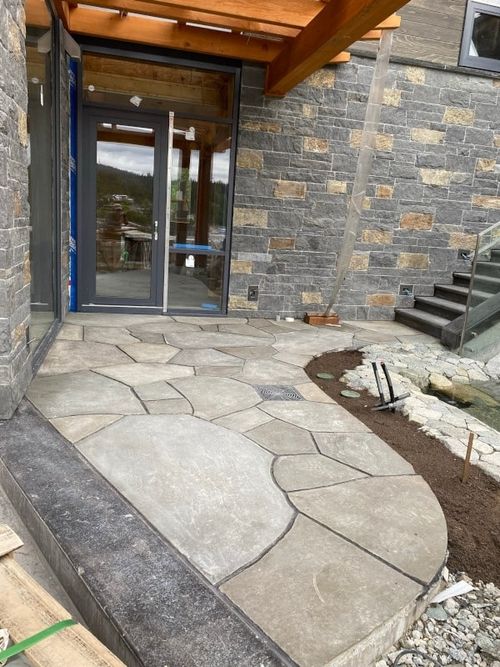 A beautiful scene of landscape design by SAKAI Landscape and Design. A magnificent modern stone pavement