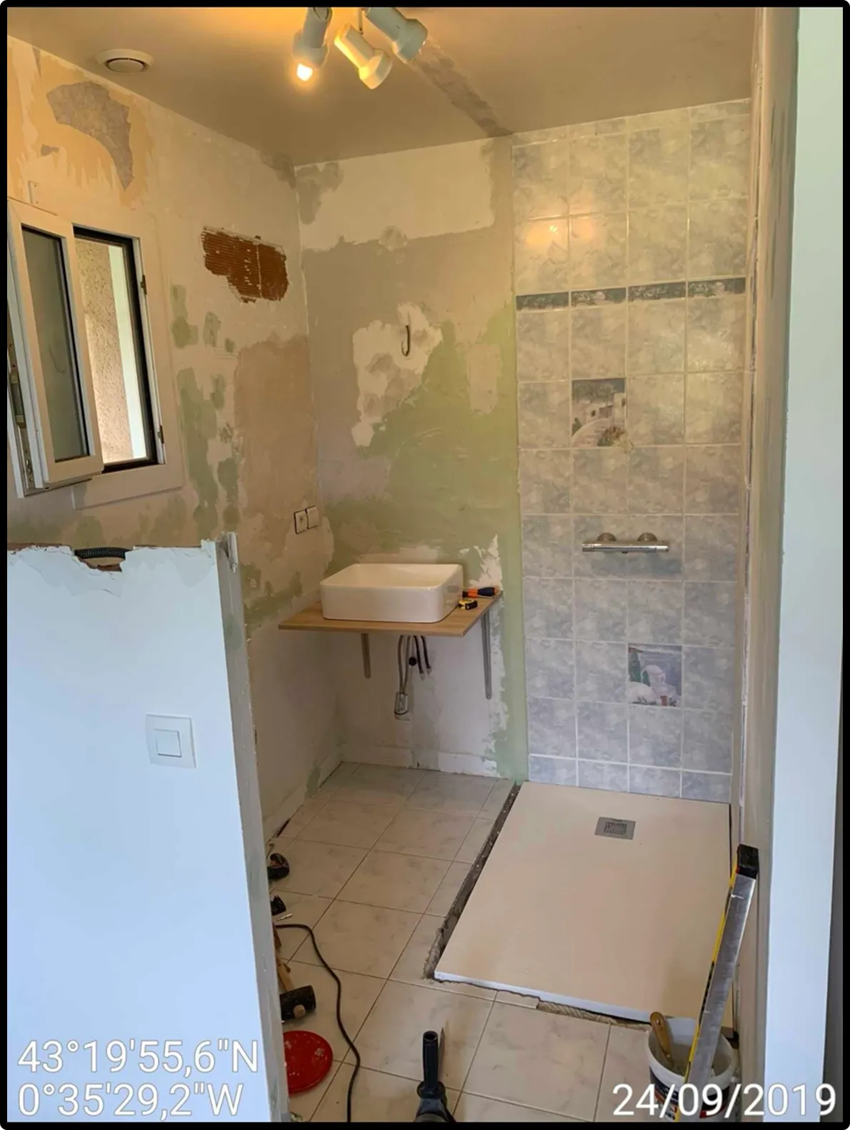 Photo Letmo d'une salle de bain en cours de rénovation avec tampon date et coordonnées GPS authentique