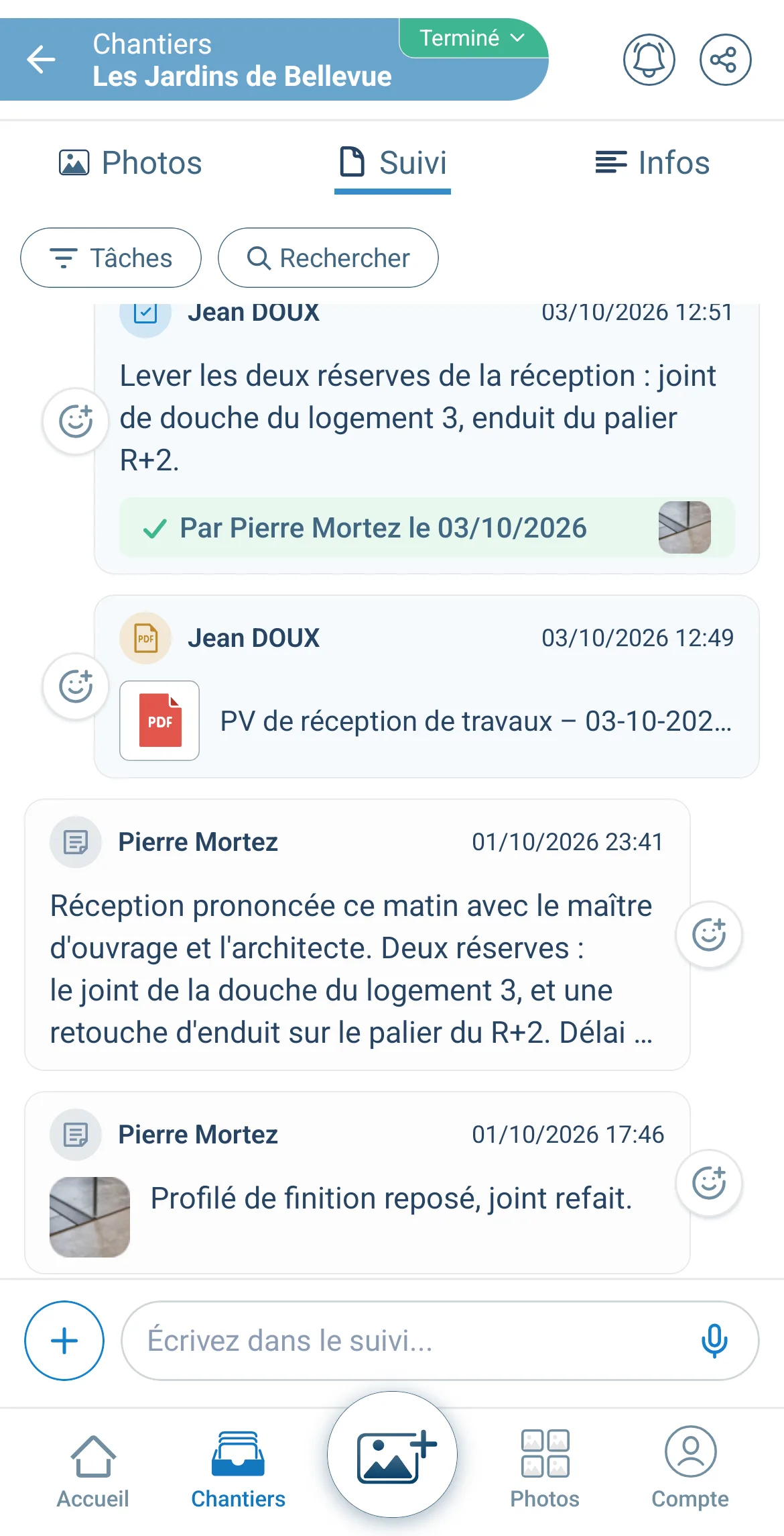 Suivi d'un chantier dans Letmo : une tâche faite, un procès-verbal de réception en PDF, des messages de l'équipe avec une photo, et la barre « Écrivez dans le suivi »