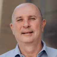 Foto de mantenedor com escola apoiado pela Educbank.