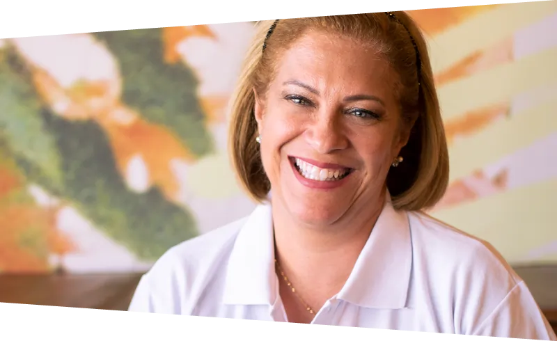 Dra. Lara Crivelaro. Mulher branca, loira, de olhos verdes, sorrindo