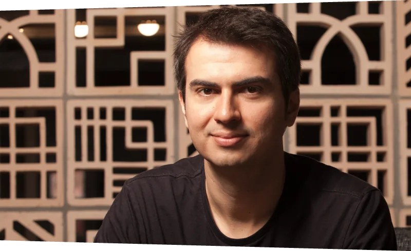 Foto de Danilo Costa, Fundador e CEO do Educbank. Homem branco, cabelos o olhos castanhos de camiseta preta.