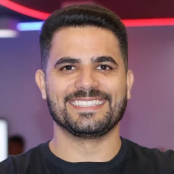 Gabriel Nogueira, Gerente do Escola Web. Homem branco de olhos e cabelos castanhos com camiseta preta.