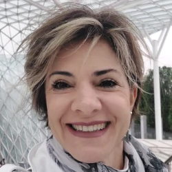 Luciana Corrêa, mulher loira de cabelos curtos, olhos castanhos.